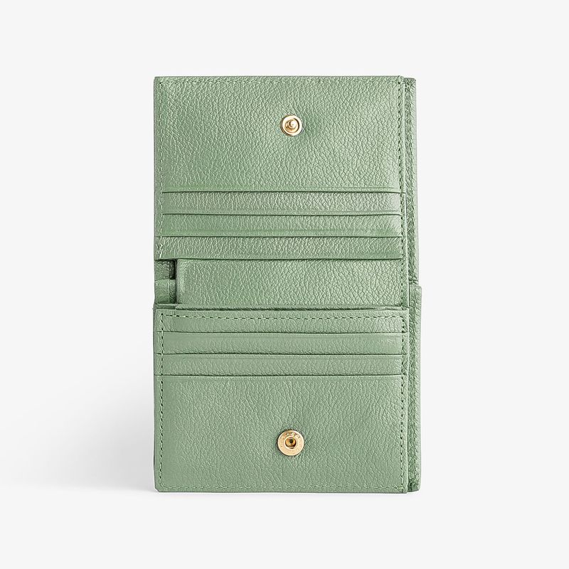 Carteira feminina verde com acabamento em couro sintético, com quatro compartimentos internos e fechamento com botão de pressão dourado.