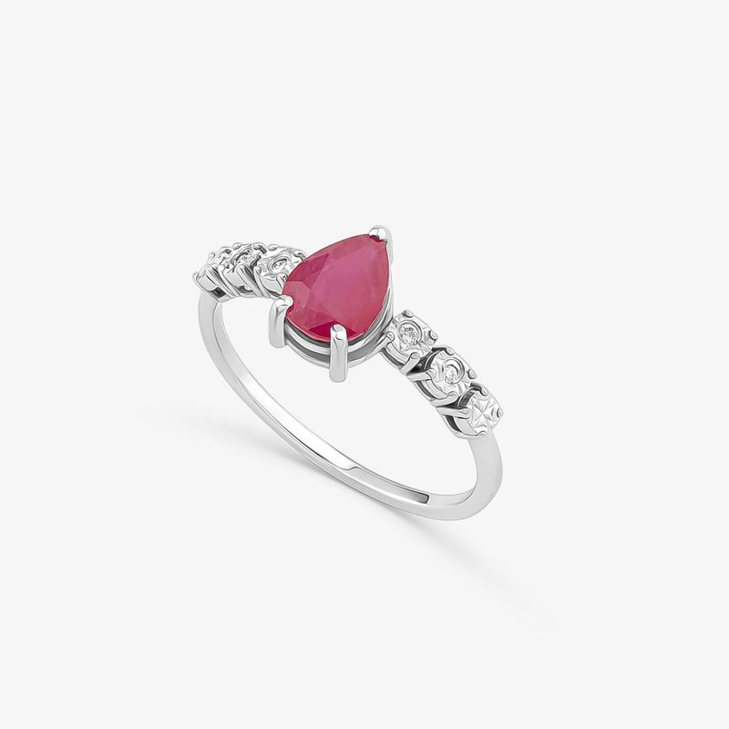 Anel de prata com uma pedra rosa em formato de lágrima e detalhes decorativos em ambos os lados.