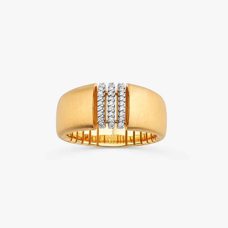 Anel dourado com três faixas de pequenos diamantes no centro e uma faixa larga de ouro fosco ao redor.