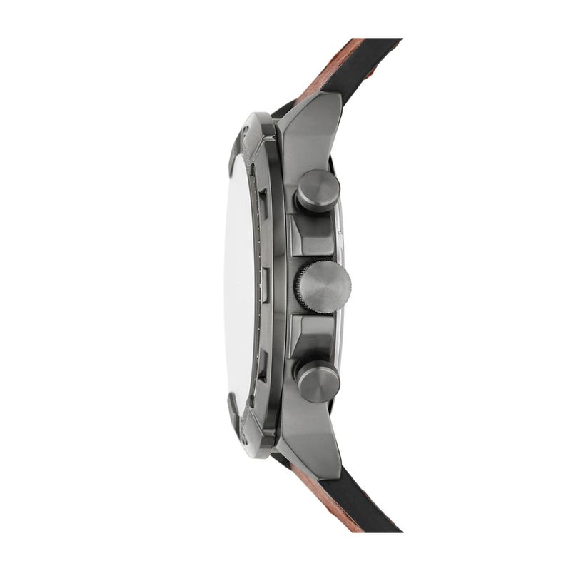 Relógio com caixa de metal, mostrador branco, três botões laterais e pulseira de couro marrom.