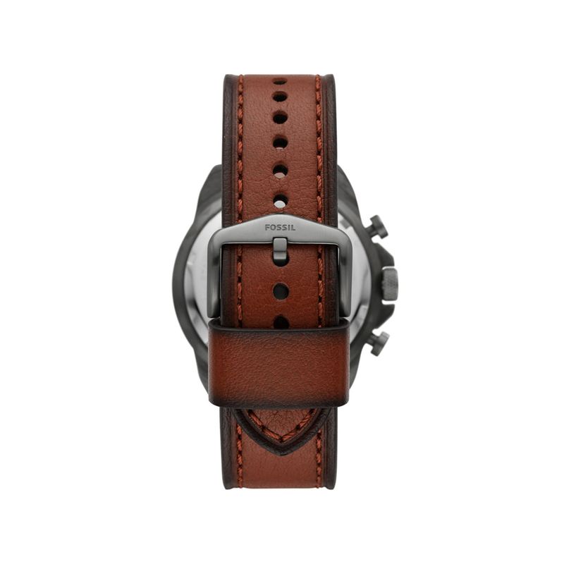 Relógio com pulseira de couro marrom e fecho de metal, mostrando a parte superior da pulseira e a marca "FOSSIL" no fecho.