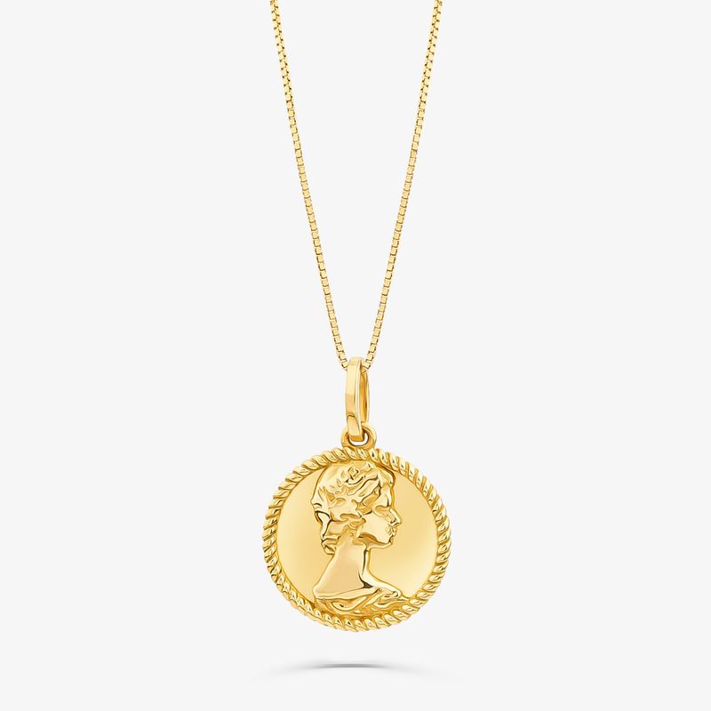 Colar com pingente dourado com escultura de perfil de uma mulher dentro de um círculo com borda decorativa.