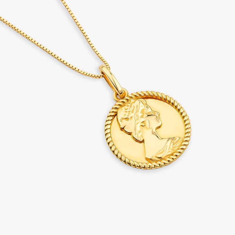 Colar dourado com pingente de moeda decorada com perfil de uma mulher, com borda texturizada.