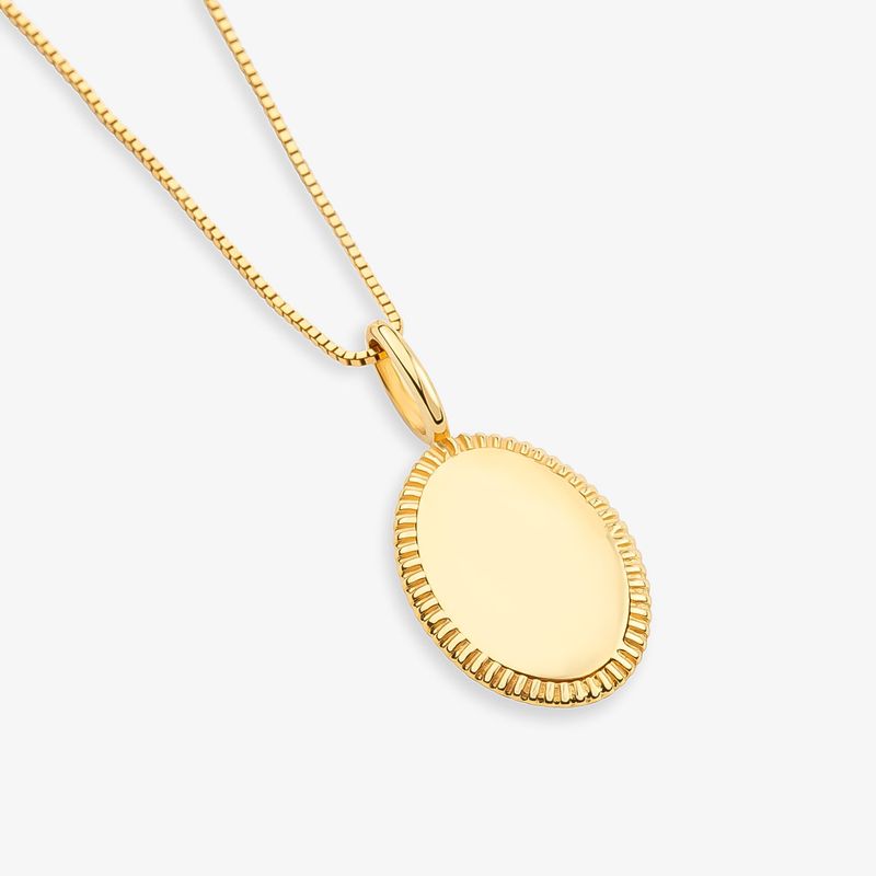 Colar com pingente ovalado dourado com acabamento texturizado, em fundo branco.