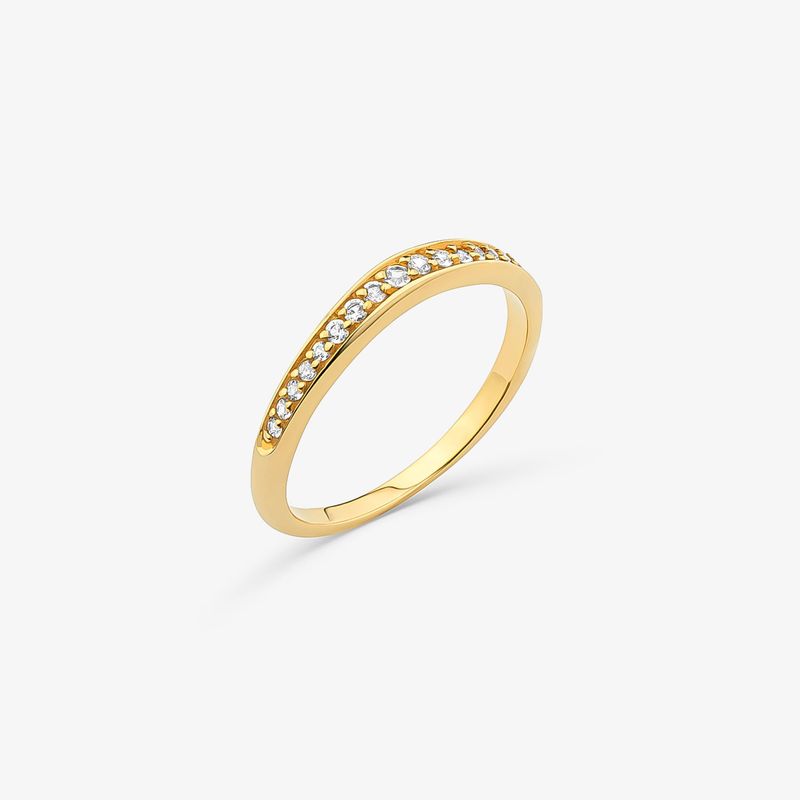 Anel delicado de ouro com fileira de pequenos diamantes na parte superior.