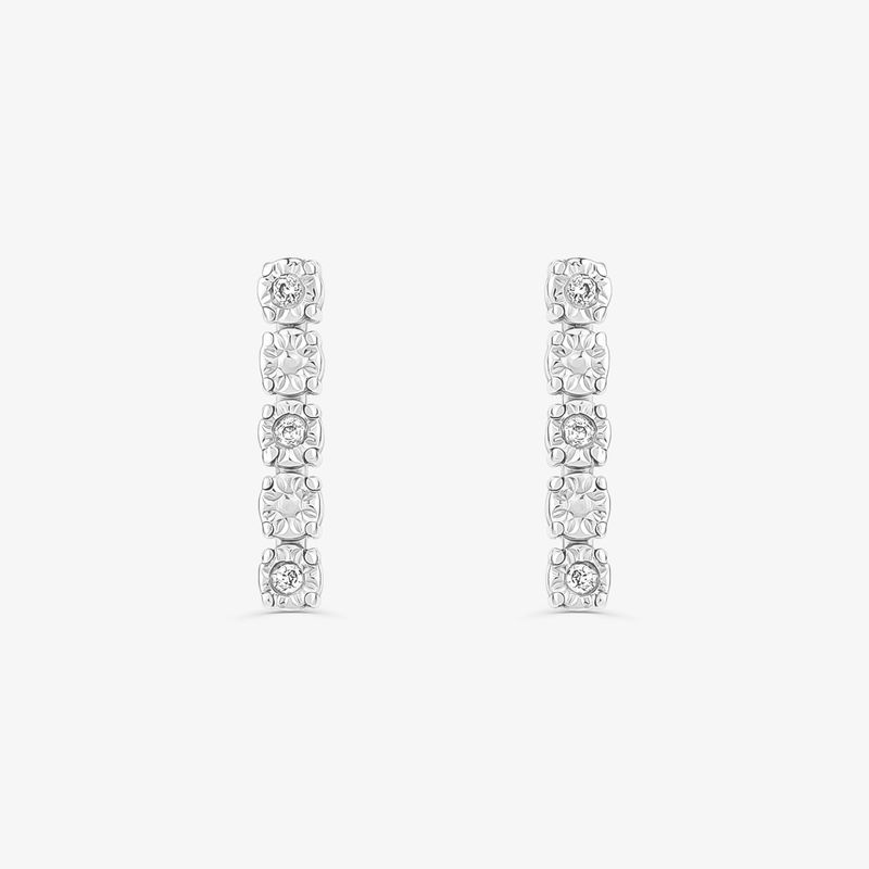 Par de brincos de prata com detalhes em formas de flor e pedra central, elegante design vertical.