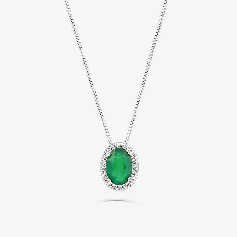 Colar com pingente oval verde, envolto por uma borda de pedras transparentes, em corrente prateada.