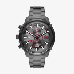 Relógio masculino Diesel com mostrador cinza, detalhes em preto e vermelho, pulseira de metal cinza e design robusto.