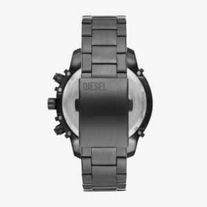 Relógio preto com pulseira de metal, visto de trás, com fecho onde está gravado "DIESEL".