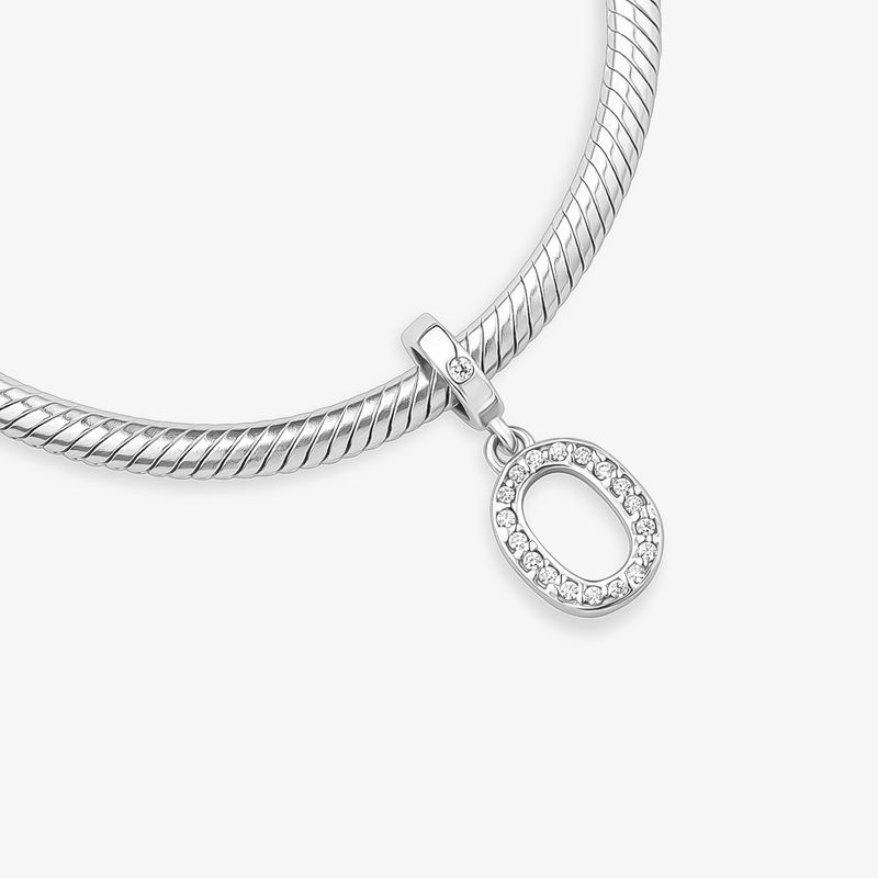 Charm Letra O Cravejado em Prata 925