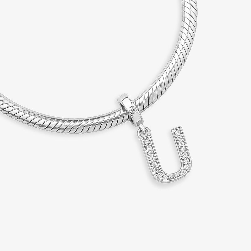 Charm Letra U Cravejado em Prata 925