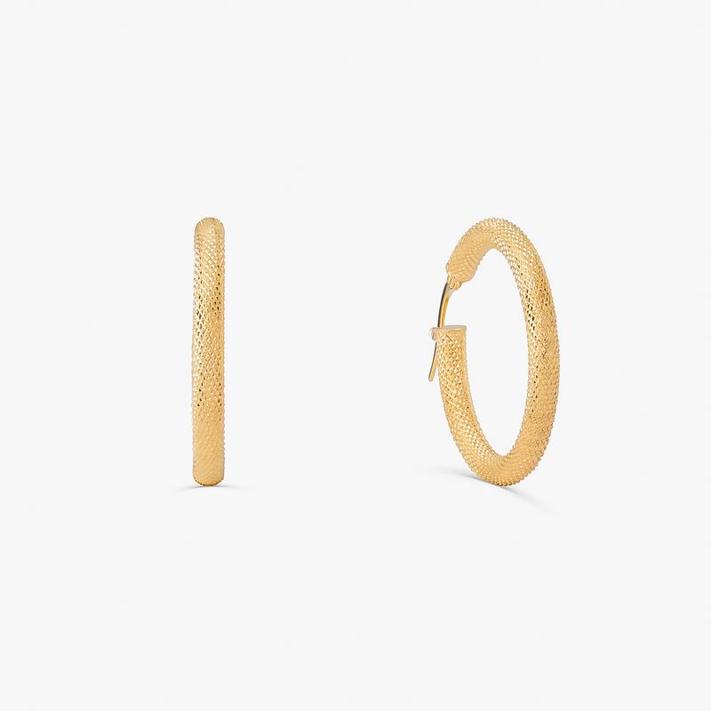 Imagem de uma embalagem de pão de forma com fatias de pão visíveis, apresentando-se em uma embalagem branca com detalhes coloridos.