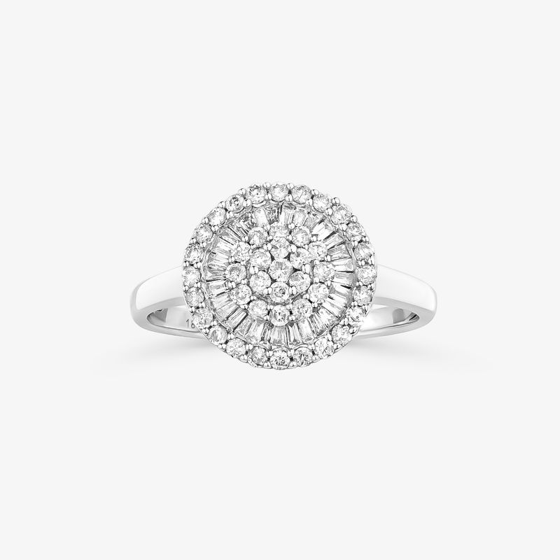 Anel de prata com design circular decorado com vários diamantes no centro e na borda.