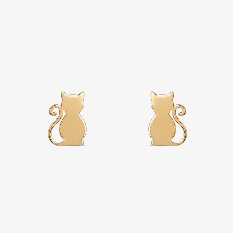 Par de brincos de gato dourados com detalhes de cauda enrolada, vistos de trás, em fundo branco.