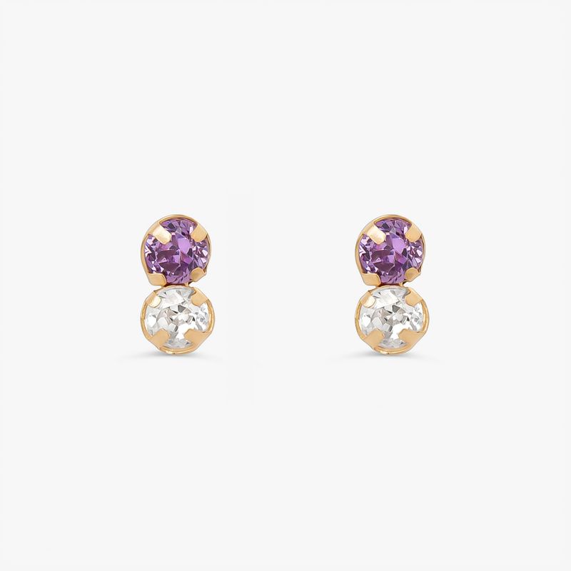 Brincos com duas pedras, uma roxa e uma transparente, em suporte dourado.